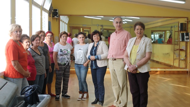 Los concejales han acompañado a las participantes en el taller de gimnasia de Lobres.